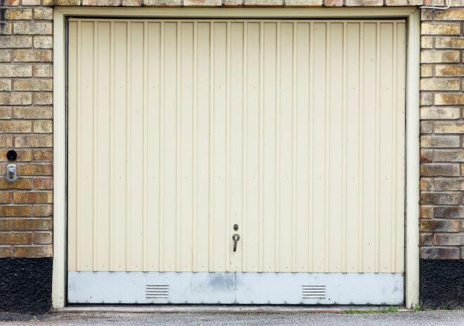 the pros and cons of single panel and sectional garage 